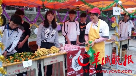 创业班学生在线下推销他们的产品 创业班学生在线下推销他们的产品