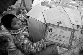 9岁的小勇本应和其他孩子一样坐在教室里上课,可如今他却只能躺在床上。小勇的妈妈许女士说:“所有的这一切,怀疑都是因为跳舞引起的。” 9岁的小勇本应和其他孩子一样坐在教室里上课,可如今他却只能躺在床上。小勇的妈妈许女士说:“所有的这一切,怀疑都是因为跳舞引起的。”