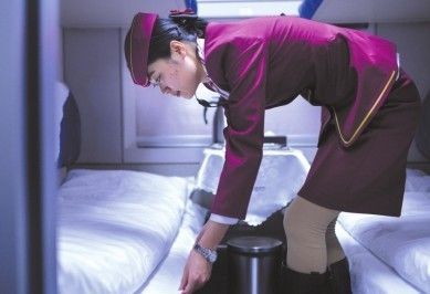 郑文丹为旅客铺好床被。 郑文丹为旅客铺好床被。
