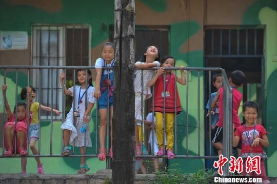 图为2013年6月,广西南宁市一所农民工子弟学校——振华学校内的学生。(资料图) 图为2013年6月,广西南宁市一所农民工子弟学校——振华学校内的学生。(资料图)