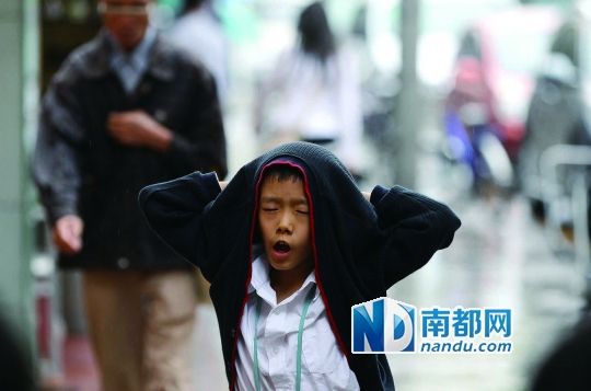 《深圳市学校安全管理条例》实施后,让四年级以下孩子单独回家不再被允许。 《深圳市学校安全管理条例》实施后,让四年级以下孩子单独回家不再被允许。