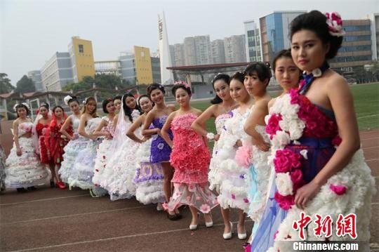 废纸“变”婚纱 最美期末考 废纸“变”婚纱 最美期末考
