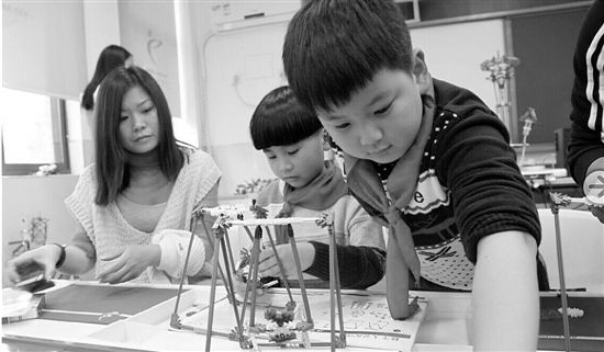 濮家小学的学生在上创意模型课 濮家小学的学生在上创意模型课