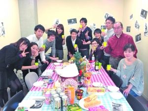 钟彦(右一)和同学共度2013年圣诞节。 钟彦(右一)和同学共度2013年圣诞节。