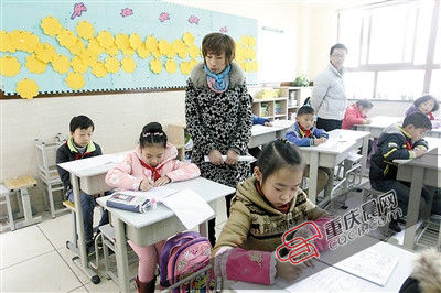 小学生期末考试 爸爸妈妈来监考 小学生期末考试 爸爸妈妈来监考