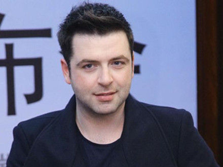 双语:西城男孩主唱车厢卖咖啡