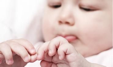 孩子指甲上有白点咋办 孩子指甲上有白点咋办