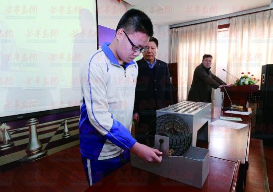学生代表进行体育选考项目摇号。记者 孟达 摄 学生代表进行体育选考项目摇号。记者 孟达 摄