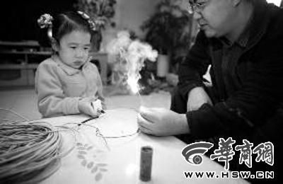 4岁的虎宝正在感受爸爸制作的“放炮神器” 华商报记者 陈团结 摄 4岁的虎宝正在感受爸爸制作的“放炮神器” 华商报记者 陈团结 摄