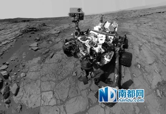 这张美国航天局2013年2月3日公布的图像显示的是“好奇”号火星车自拍的照片。美国东部时间2012年8月6日“好奇”号火星车在火星盖尔陨坑中心山脉的山脚下成功着陆,旨在探索火星过去及现在是否适合生命存活。新华社发 这张美国航天局2013年2月3日公布的图像显示的是“好奇”号火星车自拍的照片。美国东部时间2012年8月6日“好奇”号火星车在火星盖尔陨坑中心山脉的山脚下成功着陆,旨在探索火星过去及现在是否适合生命存活。新华社发