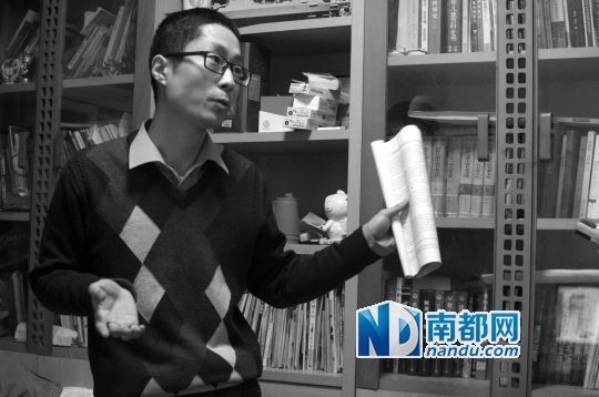 李大鹏手中拿着“火星移民”计划选拔面试的复习资料。身后的书柜中,是他花半个月工资买的关于火星的书籍。 南都记者 张少杰 摄 李大鹏手中拿着“火星移民”计划选拔面试的复习资料。身后的书柜中,是他花半个月工资买的关于火星的书籍。 南都记者 张少杰 摄