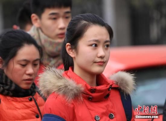 2月27日,拍摄的北京中戏“艺考”的考生,在进入考场前的表情或紧张,或沉着,或兴奋,或凝重,各具个性。中新社发 刘宪国 摄 图片来源:CNSPHOTO 2月27日,拍摄的北京中戏“艺考”的考生,在进入考场前的表情或紧张,或沉着,或兴奋,或凝重,各具个性。中新社发 刘宪国 摄 图片来源:CNSPHOTO