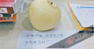 曾经和郝文博“抢座”的学妹收到复习资料后,留纸条表示感谢。 受访者供图 曾经和郝文博“抢座”的学妹收到复习资料后,留纸条表示感谢。 受访者供图