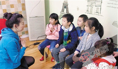 歇台子,海归杨女士正在给学生上课。重庆晨报记者 雷键 摄 歇台子,海归杨女士正在给学生上课。重庆晨报记者 雷键 摄