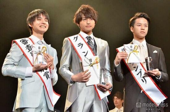第一届日本校草大赛也同时落下帷幕。冠军是来自樱美林大学1年级的根本拓梦,亚军是来自国学院大学3年级的斋藤辽磨,评委特别奖得主是来自九州大学1年级的副岛和树。 第一届日本校草大赛也同时落下帷幕。冠军是来自樱美林大学1年级的根本拓梦,亚军是来自国学院大学3年级的斋藤辽磨,评委特别奖得主是来自九州大学1年级的副岛和树。