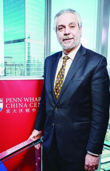 美国宾夕法尼亚大学传播学院院长迈克尔·卡匹尼在位于北京的宾大沃顿中国中心。 美国宾夕法尼亚大学传播学院院长迈克尔·卡匹尼在位于北京的宾大沃顿中国中心。