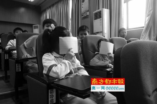 当台上播放男女生殖器图片时,女生害羞地用纸遮脸。南都记者 杨亮 摄 当台上播放男女生殖器图片时,女生害羞地用纸遮脸。南都记者 杨亮 摄