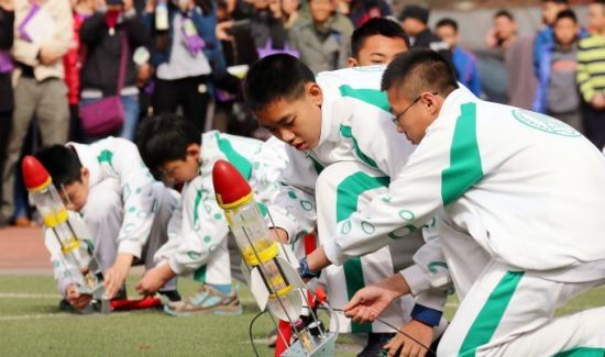 清华附中上地学校“体验科学追逐梦想”第2届科技节为同学们搭建了通往科技世界的平台 清华附中上地学校“体验科学追逐梦想”第2届科技节为同学们搭建了通往科技世界的平台