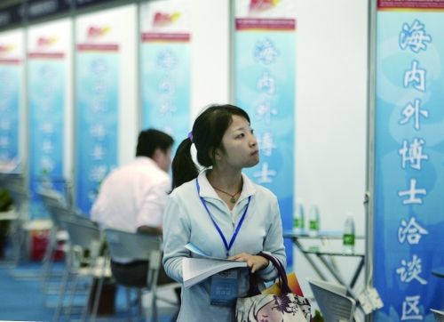 随着海归含金量降低,留学经历已不再是求职优势了。图片来源 CFP 随着海归含金量降低,留学经历已不再是求职优势了。图片来源 CFP