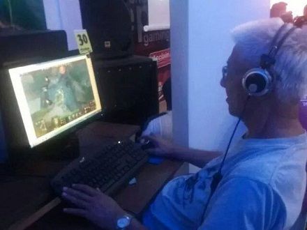 药方醉了 菲律宾66岁老人遵医嘱打Dota 药方醉了 菲律宾66岁老人遵医嘱打Dota