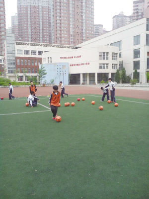 浑南一中的学生们在上足球课 ■浑南一中供图 浑南一中的学生们在上足球课 ■浑南一中供图