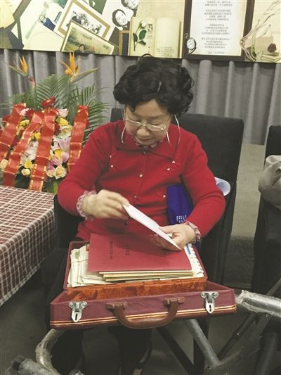 冯端的夫人陈廉方展示情书。 杨甜子摄 冯端的夫人陈廉方展示情书。 杨甜子摄