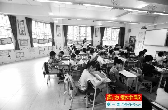 4月7日上午,广州市华景小学,一间图书室被改成课室。南都记者 冯宙锋 摄 4月7日上午,广州市华景小学,一间图书室被改成课室。南都记者 冯宙锋 摄