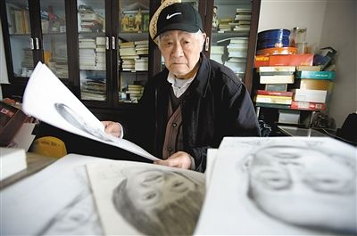 昨日,袁东湘在书房里整理画稿。重庆晨报记者 胡杰 摄 昨日,袁东湘在书房里整理画稿。重庆晨报记者 胡杰 摄