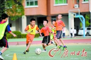 踢足球能锻炼学生的团队合作能力等。 广州日报记者葛宇飞摄 踢足球能锻炼学生的团队合作能力等。 广州日报记者葛宇飞摄