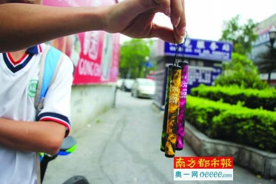 一名中学生出示其购买的3支电子烟,其中有帮同学带的。 一名中学生出示其购买的3支电子烟,其中有帮同学带的。