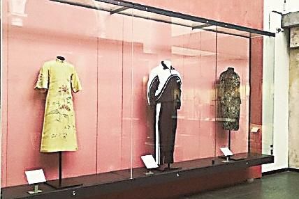 伦敦V&A博物馆展出深圳中学校服,并注解“校服已成为中国流行文化的一部分” 伦敦V&A博物馆展出深圳中学校服,并注解“校服已成为中国流行文化的一部分”