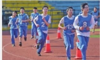 4月13日,长沙市实验中学考场,考生在进行长跑测试。记者 李健 摄 4月13日,长沙市实验中学考场,考生在进行长跑测试。记者 李健 摄