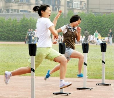 50米跑不得穿钉鞋。资料图片 50米跑不得穿钉鞋。资料图片