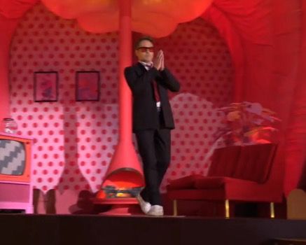 小罗伯特唐尼获MTV世代奖:复联集体跪拜 小罗伯特唐尼获MTV世代奖:复联集体跪拜