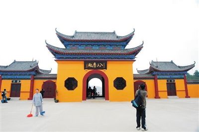 近日,广东韶关东华禅寺的一则招聘启事引人关注,在微信上,招聘结合动漫、音乐、流行语等元素。几天来,阅读量超110万人次。 近日,广东韶关东华禅寺的一则招聘启事引人关注,在微信上,招聘结合动漫、音乐、流行语等元素。几天来,阅读量超110万人次。