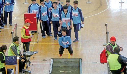 16日,在济南外国语学校,初三考生正在进行跳远的测试。本报记者王媛摄 16日,在济南外国语学校,初三考生正在进行跳远的测试。本报记者王媛摄