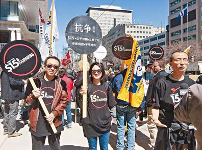 华人劳工齐为自己和群体的权益抗争。(加拿大《星岛日报》) 华人劳工齐为自己和群体的权益抗争。(加拿大《星岛日报》)