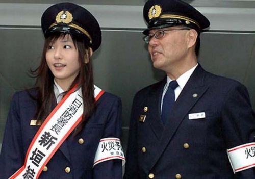日本警察英语向留学生讲解交规