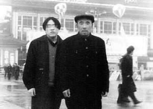 父亲卖血供不孝儿上学