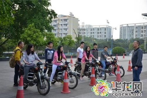 姐妹们,出发!(设计台词)。 图片来源:西政官方微信 姐妹们,出发!(设计台词)。 图片来源:西政官方微信