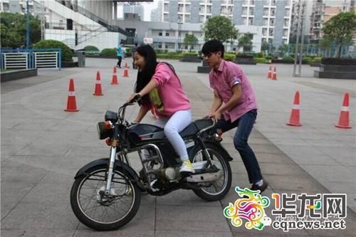 妹妹,你坐稳点!(设计台词) 图片来源:西政官方微信 妹妹,你坐稳点!(设计台词) 图片来源:西政官方微信