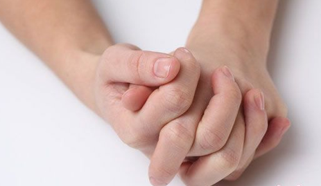 双手合十学英语:掰手指的人关节更健康 双手合十学英语:掰手指的人关节更健康