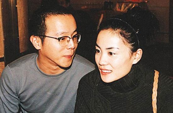 窦唯年轻时与王菲合影(图片来源于网络) 窦唯年轻时与王菲合影(图片来源于网络)