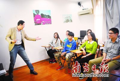 陈启天幽默的教学方式博得学生们阵阵笑声。 陈启天幽默的教学方式博得学生们阵阵笑声。