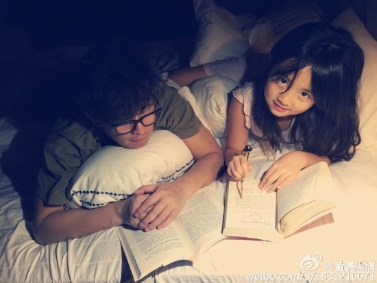 黄多多与父亲黄磊一同夜读 黄多多与父亲黄磊一同夜读