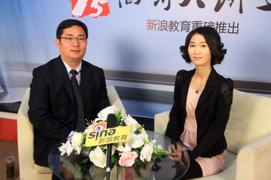 西安交通大学招办主任訾艳阳老师(左)做客新浪 西安交通大学招办主任訾艳阳老师(左)做客新浪