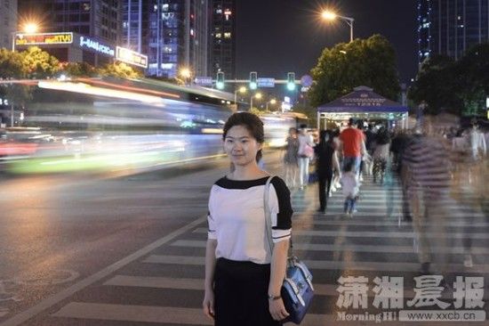 5月12日,长沙市韶山南路,湖北秭归县人社局副局长黄艳。工作5年后,她目前打算辞职去找工作。图/潇湘晨报记者辜鹏博 5月12日,长沙市韶山南路,湖北秭归县人社局副局长黄艳。工作5年后,她目前打算辞职去找工作。图/潇湘晨报记者辜鹏博