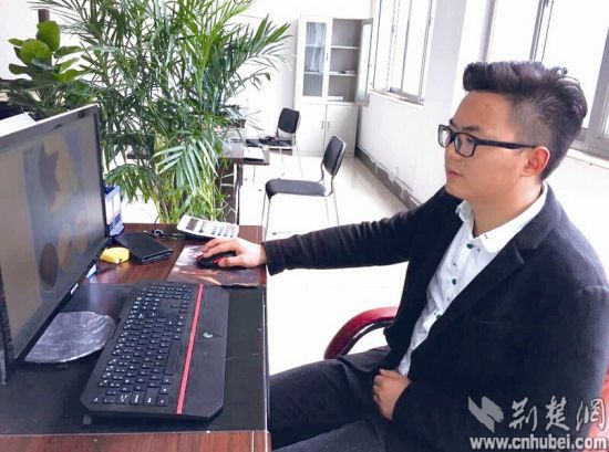 寒门学子网上卖包两年赚30万