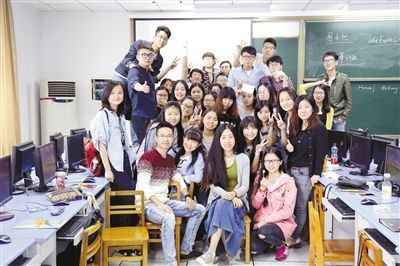 熊老师(前排右二)和她的学生们 熊老师(前排右二)和她的学生们