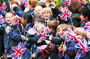 英国的小学生挥舞国旗 英国的小学生挥舞国旗
